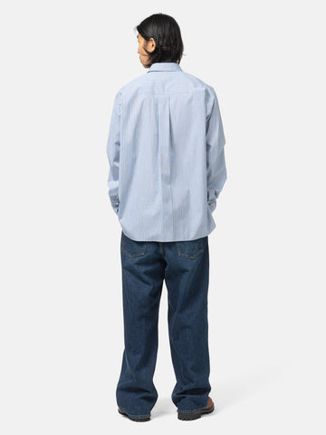 rear view of the model wearing the sacai Poplin Shirt Blue Stripe